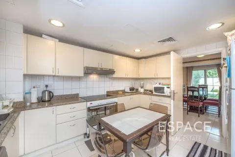 Villa in The Lakes, Dubai 3 bedrooms, 282 sq.m. № 61896 - photo 8