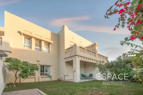 Villa in The Lakes, Dubai 3 bedrooms, 282 sq.m. № 61896 - photo 1