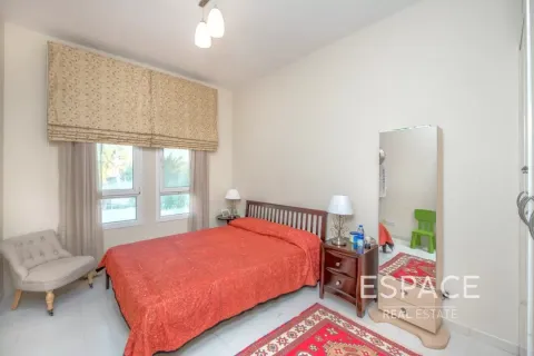 Villa in The Lakes, Dubai 3 bedrooms, 282 sq.m. № 61896 - photo 13