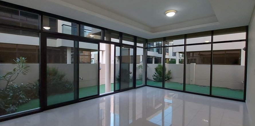 Таунхаус в Дубае, 3 спальни, 253м², № 113115