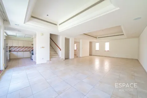 Adosado en Victory Heights, Dubai Sports City, Dubai, 4 dormitorios, 311 m², № 61488 - foto 1