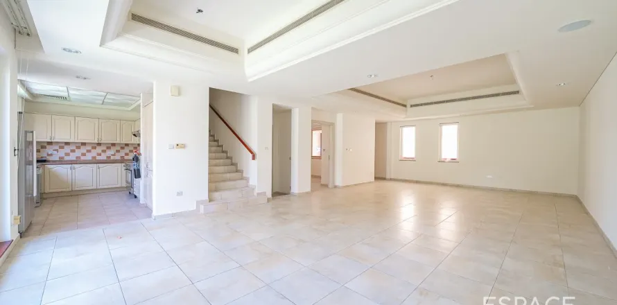 Adosado en Victory Heights, Dubai Sports City, Dubai, 4 dormitorios, 311 m², № 61488