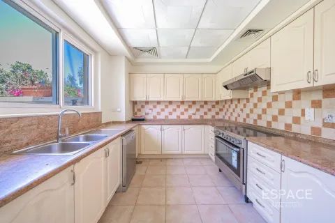 Adosado en Victory Heights, Dubai Sports City, Dubai, 4 dormitorios, 311 m², № 61488 - foto 2