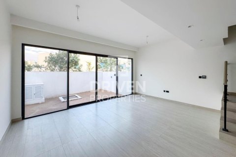 Townhouse in Damac Lagoons, Dubai 4 bedrooms, 144 sq.m. № 128410 - photo 2