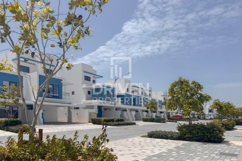 Adosado en Damac Lagoons, Dubai, 3 dormitorios, 144 m², № 128408