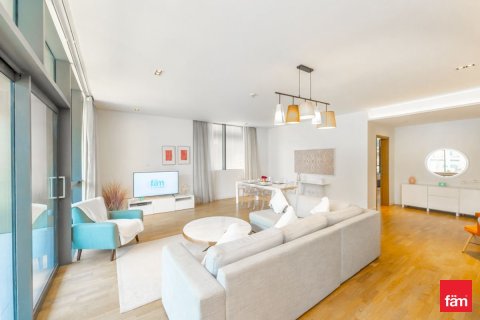 Снять в аренду квартиру в Аль-Васле, Дубай: 3 спальни, 220м², № 50547 - фото 1