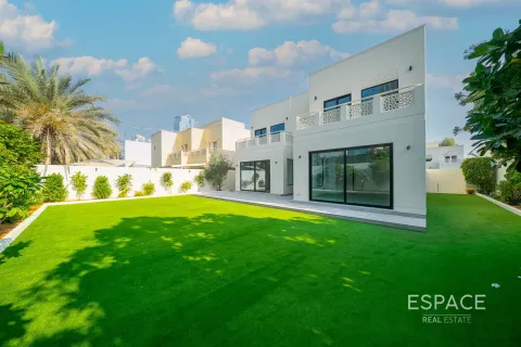 Villa en Meadows, Dubai, 4 dormitorios, 332 m², № 70094 - foto 1