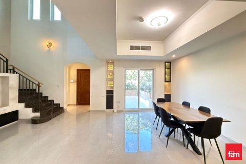 Villa en Dubai, 4 dormitorios, 185.8 m², № 91885 - foto 2