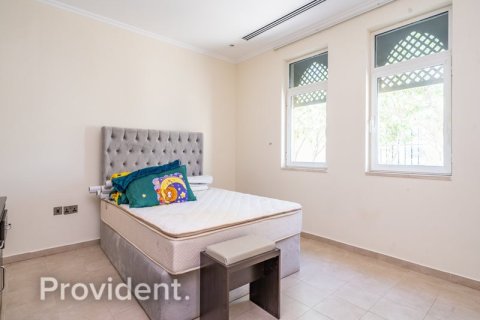Villa in Jumeirah Park, Dubai 4 bedrooms, 738.1 sq.m. № 1725 - photo 11