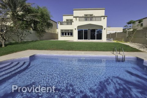 Villa in Jumeirah Park, Dubai 4 bedrooms, 738.1 sq.m. № 1725 - photo 1