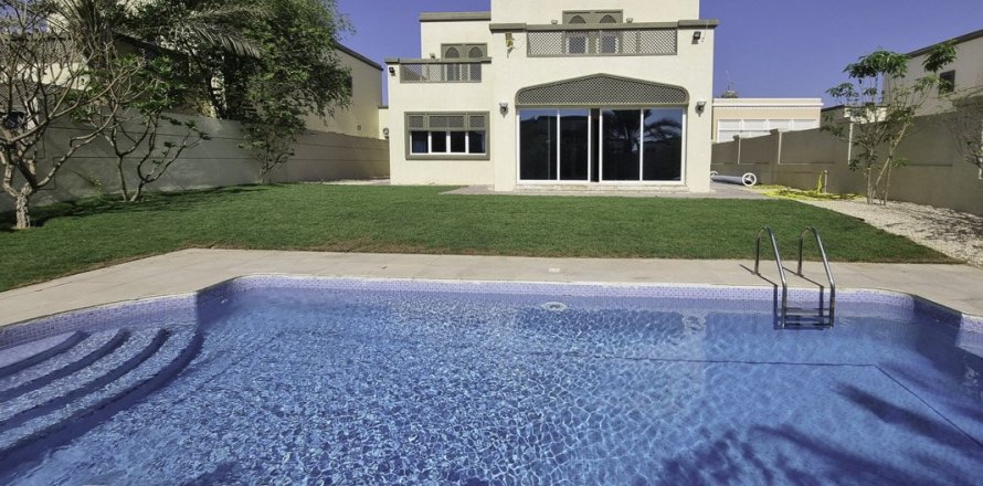 Villa in Jumeirah Park, Dubai 4 bedrooms, 738.1 sq.m. № 1725