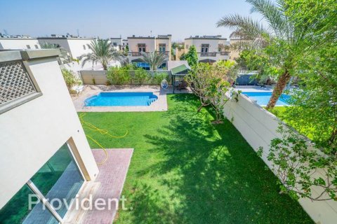 Villa in Jumeirah Park, Dubai 4 bedrooms, 738.1 sq.m. № 1725 - photo 15