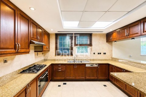 Villa in Jumeirah Park, Dubai 4 bedrooms, 758.46 sq.m. № 127773 - photo 5