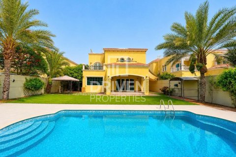 Villa in Jumeirah Park, Dubai 4 bedrooms, 758.46 sq.m. № 127773