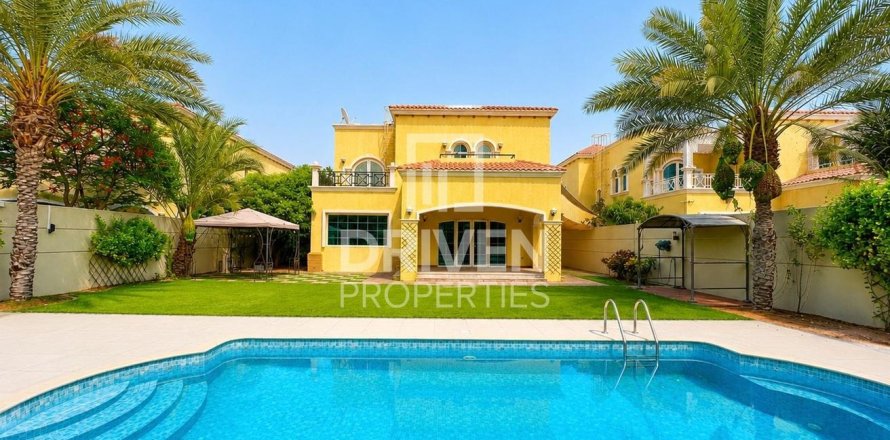 Villa in Jumeirah Park, Dubai 4 bedrooms, 758.46 sq.m. № 127773