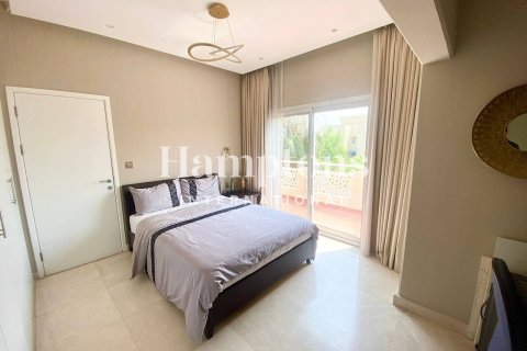 Villa in Meadows 1, Meadows, Dubai 4 bedrooms, 380.90230000 sq.m. № 63842 - photo 1