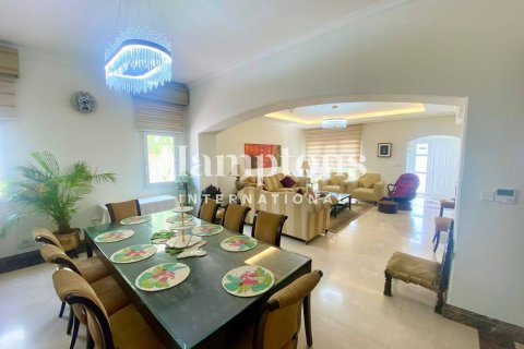 Villa in Meadows 1, Meadows, Dubai 4 bedrooms, 380.90230000 sq.m. № 63842 - photo 8