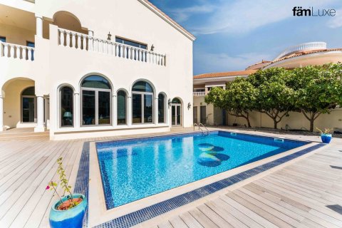 Villa en Palm Jumeirah, Dubai, 6 dormitorios, 1393.2 m², № 93388 - foto 1