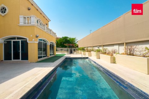 Villa in Dubai 5 bedrooms, 849 sq.m. № 58822 - photo 1
