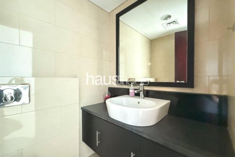 Apartment in Jumeirah Lake Towers, Dubai 2 bedrooms, 141 sq.m. № 43558 - photo 11