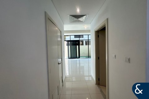 Снять в аренду виллу в DAMAC Hills (Akoya by DAMAC), Дубай: 3 спальни, 190м², № 76802 - фото 4