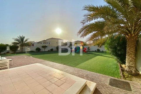 Villa in Jumeirah Park, Dubai 4 bedrooms, 1075 sq.m. № 57915 - photo 1
