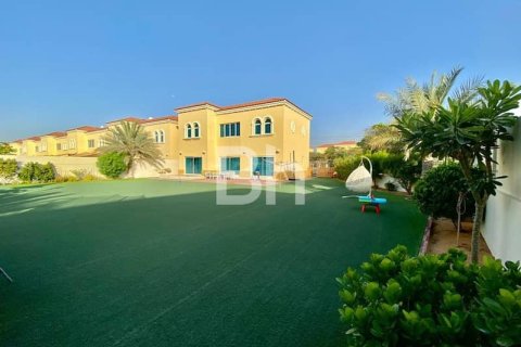 Villa in Jumeirah Park, Dubai 4 bedrooms, 1075 sq.m. № 57915 - photo 2
