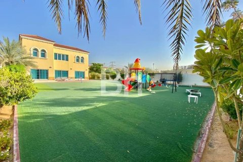 Villa in Jumeirah Park, Dubai 4 bedrooms, 1075 sq.m. № 57915 - photo 9