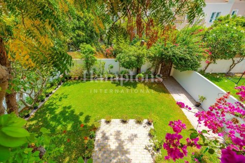 Townhouse in Arabian Ranches 2, Dubai 4 bedrooms, 350.39945801 sq.m. № 111974 - photo 2