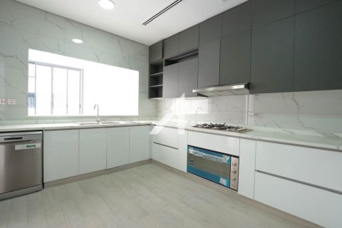 Villa in Dubai 4 bedrooms, 218.1 sq.m. № 42469 - photo 10
