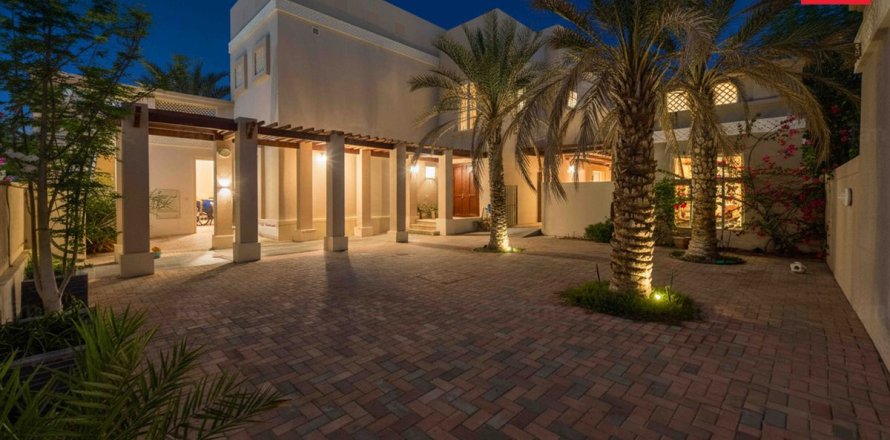 Villa in Dubai 5 bedrooms, 608.5 sq.m. № 111265