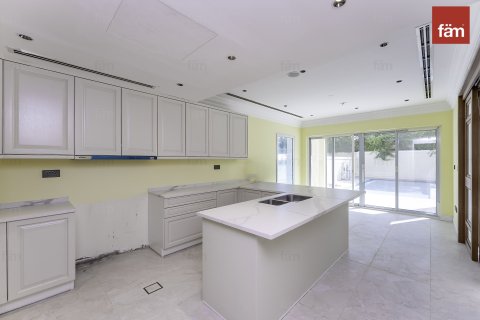 Купить виллу в Дубае: 5 спален, 634.4м², № 71866 - фото 4