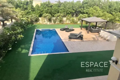 Villa à Legacy Nova Villas, Jumeirah Park, Dubai, 4 chambres, 455 m², № 62229 - photo 1