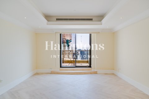 Duplex in Jumeirah Beach Residence, Dubai 5 bedrooms, 585.91971137 sq.m. № 72111 - photo 1