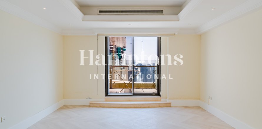 Duplex in Jumeirah Beach Residence, Dubai 5 bedrooms, 585.92 sq.m. № 72111