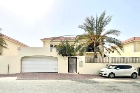 Villa à Jumeirah, Dubai, 5 chambres, 371.1 m², № 7686 - photo 1