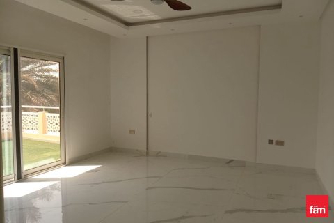 Villa in Dubai 4 bedrooms, 552 sq.m. № 53198 - photo 2