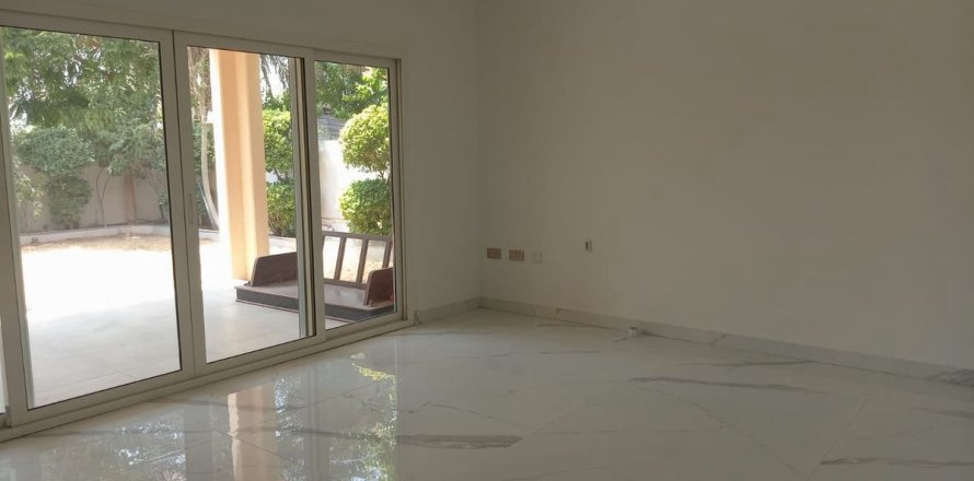 Villa in Dubai 4 bedrooms, 552 sq.m. № 53198