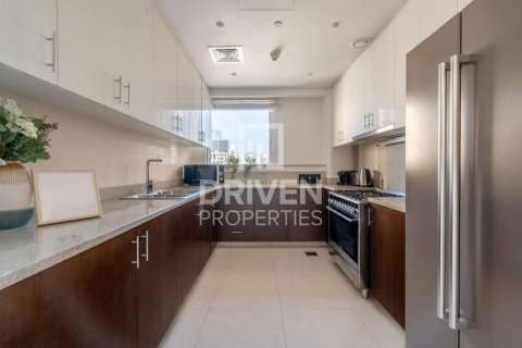 Apartment in BLVD Crescent, Downtown Dubai (Downtown Burj Dubai), Dubai 2 bedrooms, 155.24 sq.m. № 135611 - photo 4