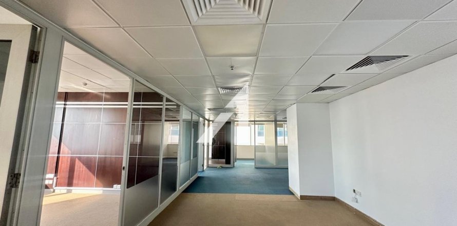 Oficina en Dubai, 179.6 m², № 67711