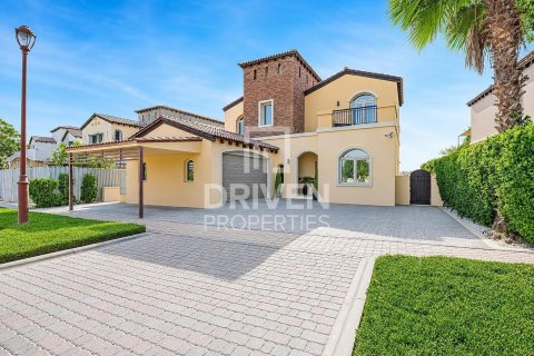 Villa en Sienna Lakes, Jumeirah Golf Estates, Dubai, 5 dormitorios, 817.83 m², № 138842