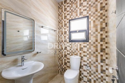 Villa in Nadd Al Sheba, Dubai 5 bedrooms, 1360.01 sq.m. № 138844 - photo 17