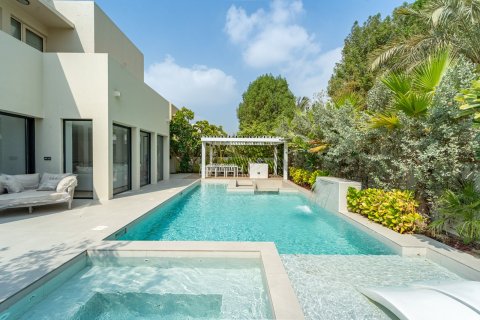 Villa in Dubai 5 bedrooms, 396 sq.m. № 137841 - photo 19