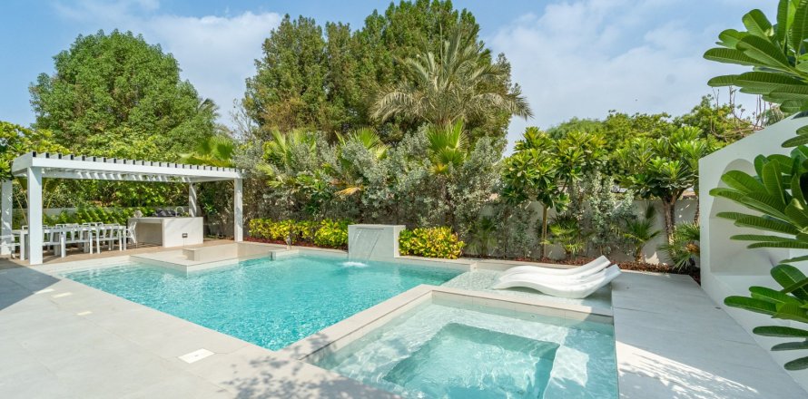 Villa in Dubai 5 bedrooms, 396 sq.m. № 137841