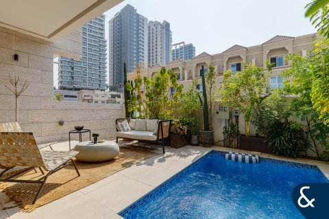 Villa in Jumeirah Village Circle, Dubai 4 bedrooms, 353 sq.m. № 74841 - photo 1