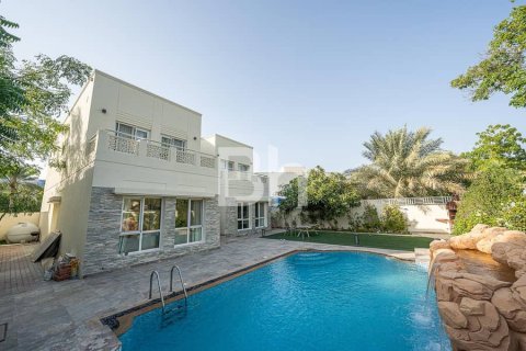 Villa in Dubai 4 bedrooms, 558 sq.m. № 22041 - photo 4