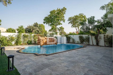 Villa in Dubai 4 bedrooms, 558 sq.m. № 22041 - photo 2