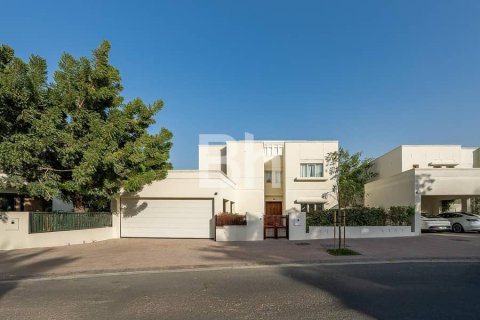 Villa in Dubai 4 bedrooms, 558 sq.m. № 22041 - photo 1