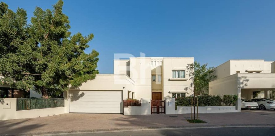 Villa in Dubai 4 bedrooms, 558 sq.m. № 22041