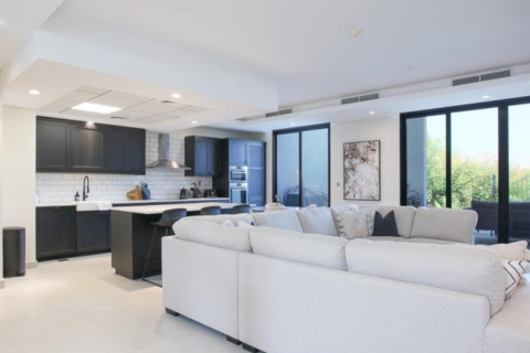 Villa in Mizin, Dubai 3 bedrooms, 240 sq.m. № 54129 - photo 2